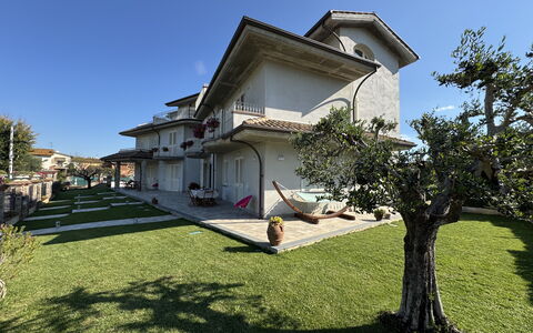Villa al Glicine Proprietà: Costruzione, Zona Residenziale, Casa, Casa, Architettura, Tetto, Estate, Giardino, Prato, Dimora