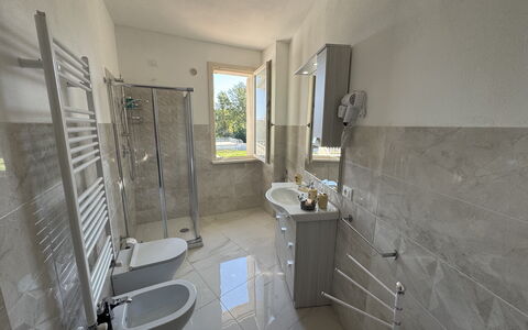 Villa al Glicine Proprietà: Pavimentazione, Idraulico Fixture, Pavimento, Interior Design, Lavello, Idraulico, Rubinetto, Camera, Piastrella, Bagno