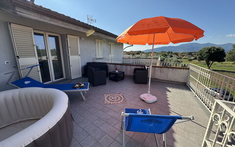 Villa al Glicine Proprietà: Mobilia, Mobili Da Esterno, Casa, Sedia, Balcone, Appartamento, Shade, Piscina, Ricorrere, Hotel