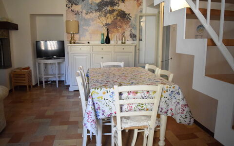 Appartamento la Fontana, Assisi: Mobilia, Interior Design, Pavimentazione, Legna, Pavimento, Sala Da Pranzo, Sedia, Tavolo, Cucina & Sala Da Pranzo Tavolo, Camera