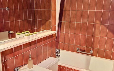 Center Communal D1: Bagno, Lavandino Del Bagno, Idraulico Fixture, Lavello, Pavimentazione, Pavimento, Interior Design, Rubinetto, Piastrella, Idraulico