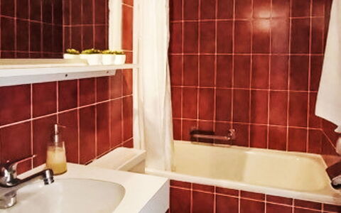 Center Communal 1D: Bagno, Idraulico Fixture, Lavandino Del Bagno, Parete, Lavello, Pavimentazione, Interior Design, Rubinetto, Pavimento, Idraulico