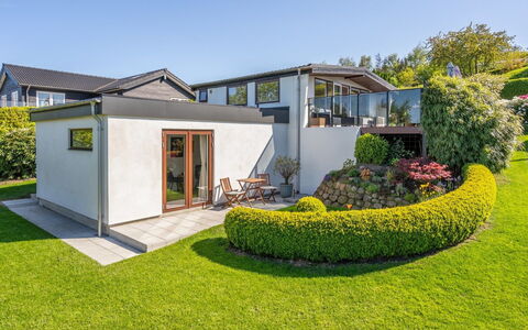 Martti - 200M from the Sea: Arbusto, Giardino, Tetto, Casa, Villetta, Edifici Giardino, Cortile, Landscaping, Estate, Backyard