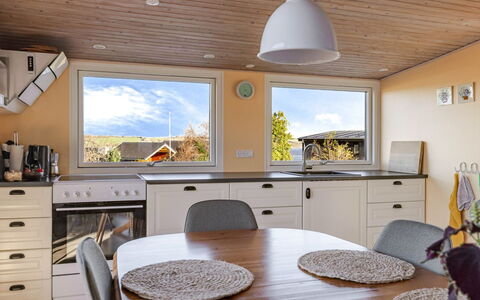 Martti - 200M from the Sea: Mobilia, Interior Design, Legna, Pavimentazione, Soffitto, Cucina, Lampada, Pavimento, Casa, Controsoffitto