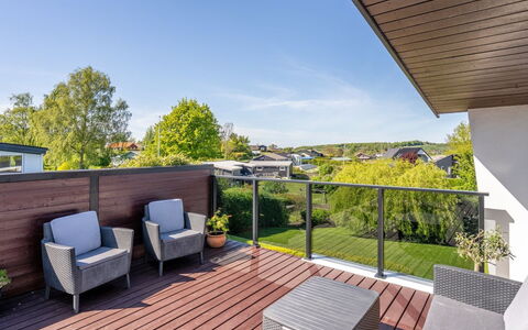 Martti - 200M from the Sea: Pavimento In Legno, Deck, Giardino, Balcone, Latifoglie, Portico, Color Legno, Mobili Da Esterno, Eco Hotel, Sedia