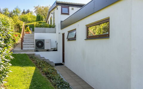 Martti - 200M from the Sea: Parete, Casa, Giardino, Calcestruzzo, Cortile, Landscaping, Estate, Backyard, Design, Pianta Della Casa