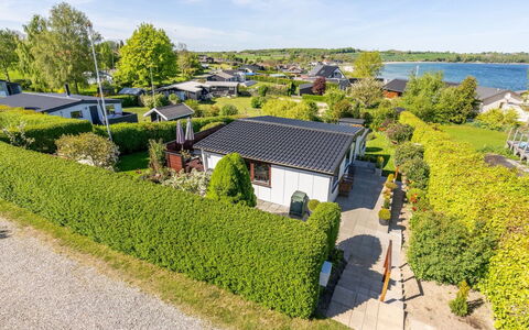 Martti - 200M from the Sea: Zona Residenziale, Casa, Paesaggio, Casa, Tetto, Sobborgo, Landscaping, Estate, Giardino, Hedge