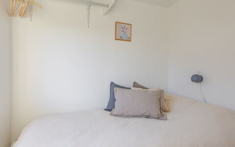 Martti - 200M from the Sea: Letto, Camera Da Letto, Parete, Bedding, Lenzuolo, Interior Design, Legna, Biancheria, Soffitto, Camera
