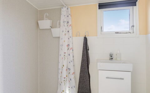 Martti - 200M from the Sea: Parete, Pavimentazione, Interior Design, Pavimento, Idraulico Fixture, Bagno, Camera, Idraulico, Illuminazione, Soffitto