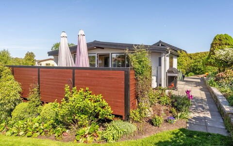 Martti - 200M from the Sea: Arbusto, Giardino, Casa, Porta, Cortile, Shade, Landscaping, Villetta, Backyard, Edifici Giardino
