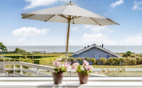 Finn - 100M from the Sea: Villetta, Backyard, Cortile, Edifici Giardino, Capannone, Raccordo, Mobili Da Esterno, Log Cabin, Struttura Esterna, Baracca