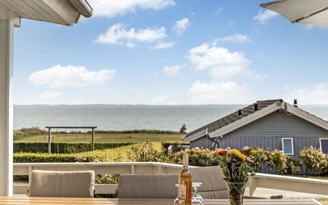 Finn - 100M from the Sea: Villetta, Backyard, Cortile, Edifici Giardino, Capannone, Raccordo, Mobili Da Esterno, Log Cabin, Struttura Esterna, Baracca
