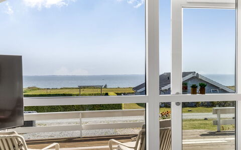 Finn - 100M from the Sea: Villetta, Backyard, Cortile, Edifici Giardino, Capannone, Raccordo, Mobili Da Esterno, Log Cabin, Struttura Esterna, Baracca