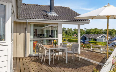 Finn - 100M from the Sea: Villetta, Backyard, Cortile, Edifici Giardino, Capannone, Raccordo, Mobili Da Esterno, Log Cabin, Struttura Esterna, Baracca