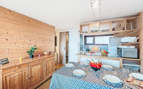 La Combe des Ours: Mobilia, Legna, Interior Design, Pavimentazione, Camera, Cucina, Pavimento, Casa, Sedia, Color Legno