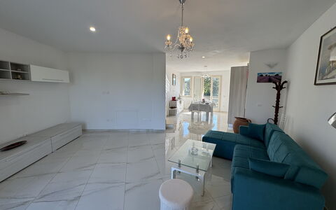 Villa al Glicine: Pavimentazione, Pavimento, Mobilia, Interior Design, Divano, Soffitto, Soggiorno, Camera, Appartamento