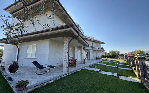 Villa al Glicine: Zona Residenziale, Casa, Casa, Architettura, Tetto, Estate, Balcone, Dimora, Hacienda, Villa