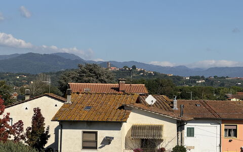 Villa al Glicine: Cielo, Geografia Montane, Tetto, Montagna, Collina, Zona Residenziale, Casa, Cittadina, Area Rurale, Casa