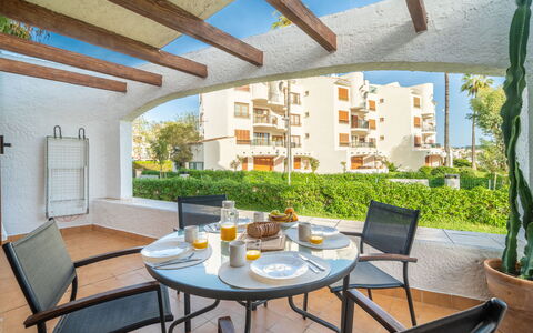 Carabela Chic: Zona Residenziale, Appartamento, Casa, Urban Design, Balcone, Ricorrere, Cucina & Sala Da Pranzo Tavolo, Condominio, Estate, Shade