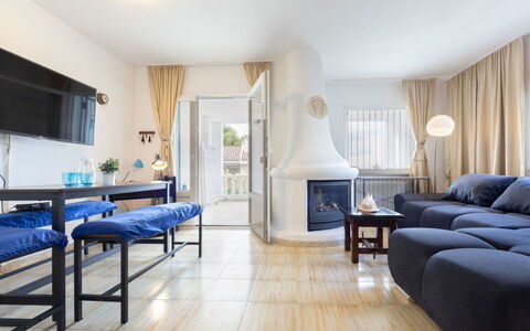 Vita: Interior Design, Pavimentazione, Mobilia, Pavimento, Soffitto, Illuminazione, Divano, Camera, Soggiorno, Pavimento In Legno