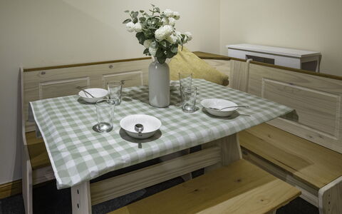 Pitgaveny Apartment: Mobilia, Legna, Tavolo, Pavimentazione, Interior Design, Pavimento, Cucina & Sala Da Pranzo Tavolo, Sedia, Sala Da Pranzo, Camera
