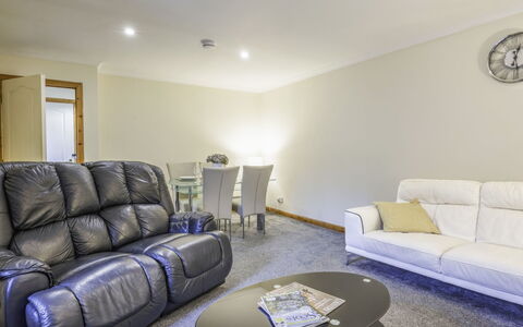 Pitgaveny Apartment: Mobilia, Interior Design, Legna, Pavimentazione, Camera, Pavimento, Divano, Soffitto, Illuminazione, Soggiorno