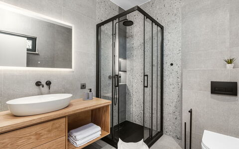Marmonte: Pavimentazione, Idraulico Fixture, Parete, Bagno, Pavimento, Lavello, Interior Design, Mobiletto Del Bagno, Lavandino Del Bagno, Rubinetto