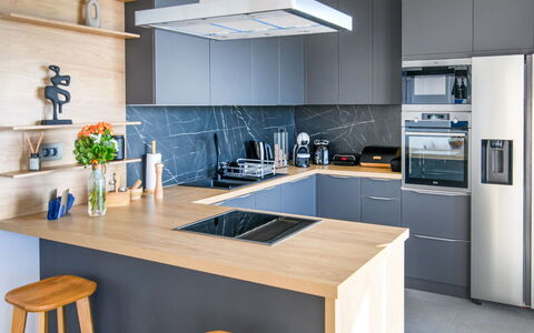 Marmonte: Mobilia, Cucina, Controsoffitto, Elettrodomestico Da Cucina, Cabinetry, Interior Design, Pavimentazione, Legna, Pavimento, Elettrodomestico