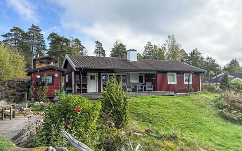 Västanvik: Casa, Casa, Villetta, Tetto, Arbusto, Area Rurale, Lotto, Groundcover, Portico