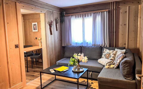 Klosters 50: Mobilia, Legna, Pavimentazione, Interior Design, Pavimento, Camera, Illuminazione, Soggiorno, Appartamento, Divano