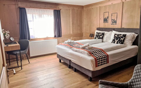 Klosters 50: Mobilia, Interior Design, Pavimentazione, Camera Da Letto, Pavimento, Soffitto, Lenzuolo, Letto, Camera, Tavolo