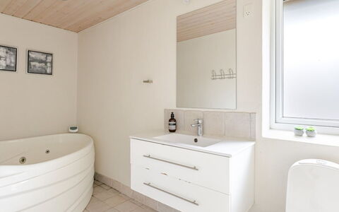 Gildo - 30Km from the Sea: Pavimentazione, Idraulico Fixture, Pavimento, Interior Design, Bagno, Parete, Legna, Soffitto, Lavandino Del Bagno, Lavello