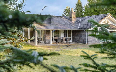 Ørger - 30Km from the Sea: Tetto, Casa, Casa, Villetta, Porta, Raccordo, Deck, Portico, Plank, Latifoglie
