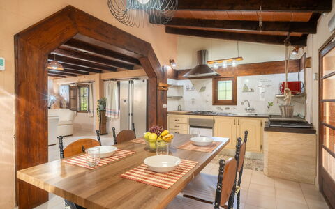 Sa Torreta: Mobilia, Interior Design, Pavimentazione, Pavimento, Legna, Soffitto, Tavolo, Lampada, Sedia, Cucina