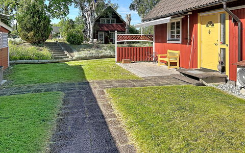 Orrefors: Erba, Casa, Zona Residenziale, Casa, Villetta, Giardino, Prato, Tetto, Lotto, Groundcover