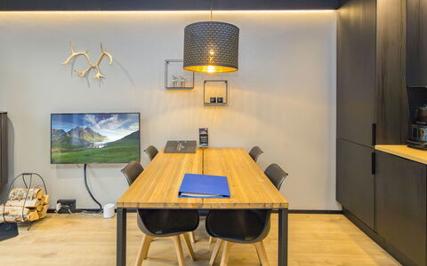 Golfstar 3: Mobilia, Interior Design, Tavolo, Parete, Pavimentazione, Legna, Sedia, Lampada, Scrivania, Cucina & Sala Da Pranzo Tavolo