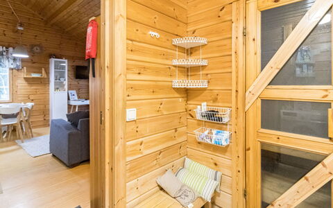 Ylläs-Suppa: Legna, Pavimentazione, Pavimento, Soffitto, Interior Design, Casa, Log Cabin, Color Legno, Porta, Camera