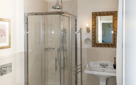Alina Villa: Bagno, Idraulico Fixture, Interior Design, Lavello, Pavimentazione, Lavandino Del Bagno, Rubinetto, Pavimento, Idraulico, Casa
