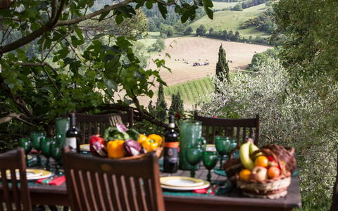Torre Fantini: Mobilia, Tavolo, Tavola, Cibo, Bicchieri, Sedia, Bottiglia, Tavolo Esterno, Mobili Da Esterno, Serveware