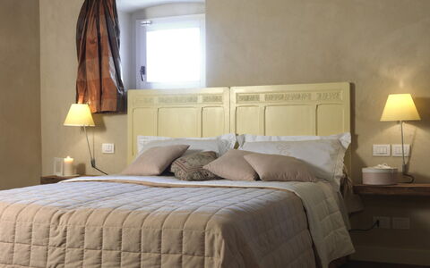 Asolina Villa: Mobilia, Letto, Camera Da Letto, Bedding, Interior Design, Lenzuolo, Legna, Biancheria, Pavimentazione, Pavimento