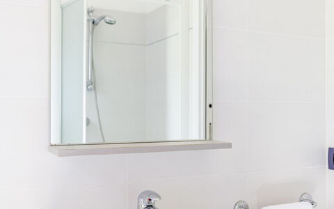 Villa Altavista: Lavandino Del Bagno, Interior Design, Idraulico Fixture, Parete, Bagno, Lavello, Rubinetto, Specchio, Pavimentazione, Idraulico