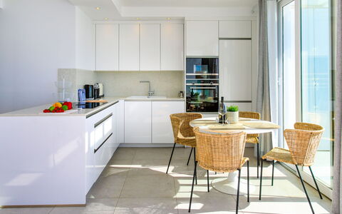 Nerja View Free Sauna and Spa: Mobilia, Interior Design, Pavimentazione, Pavimento, Cucina, Controsoffitto, Cabinetry, Legna, Sedia, Soffitto