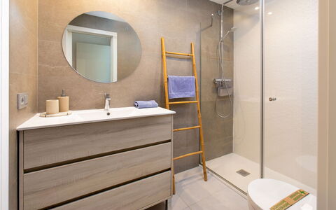 Nerja View Free Sauna and Spa: Pavimentazione, Pavimento, Interior Design, Legna, Mobiletto Del Bagno, Idraulico Fixture, Cabinetry, Gabinetto, Bagno, Mobilia