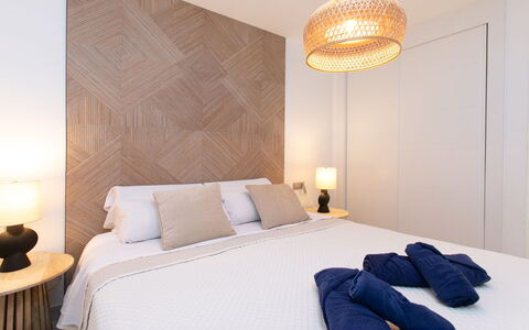 Nerja View with Infitinity Pool: Letto, Mobilia, Interior Design, Camera Da Letto, Bedding, Parete, Lenzuolo, Pavimento, Legna, Biancheria