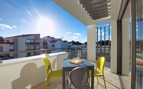 Veleda: Appartamento, Materiale Composito, Condominio, Balcone, Sedia, Design, Mobili Da Esterno, Hotel, Alluminio, Attico