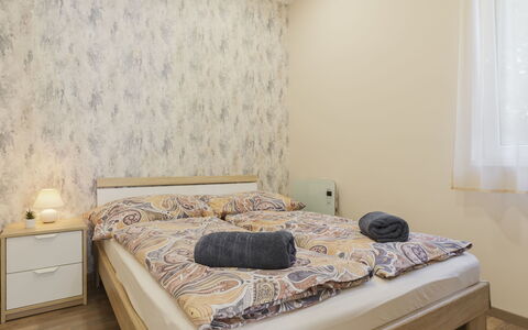 Wild Grape: Letto, Camera Da Letto, Interior Design, Mobilia, Lenzuolo, Bedding, Legna, Pavimentazione, Pavimento, Biancheria