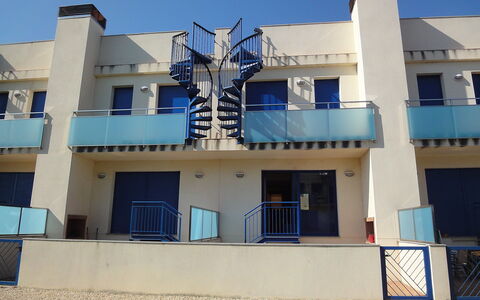 Minini: Cielo, Finestra, Costruzione, Blu, Shade, Urban Design, Proprietà Del Materiale, Zona Residenziale, Facciata, Condominio