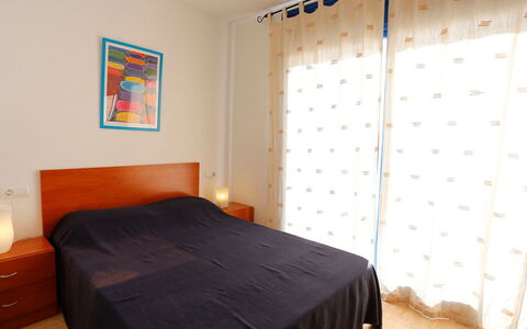 Minini: Camera Da Letto, Letto, Camera, Mobilia, Proprietà, Lenzuolo, Pavimento, Telaio Del Letto, Interior Design, Parete