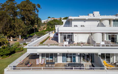 Viva One - Vip Properties: Zona Residenziale, Appartamento, Estate, Uso Misto, Condominio, Dimora, Balcone, Ricorrere, Villa