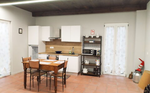 Alma Montis - Frabosa Sottana: Mobilia, Pavimentazione, Interior Design, Pavimento, Legna, Soffitto, Camera, Sedia, Illuminazione, Cucina